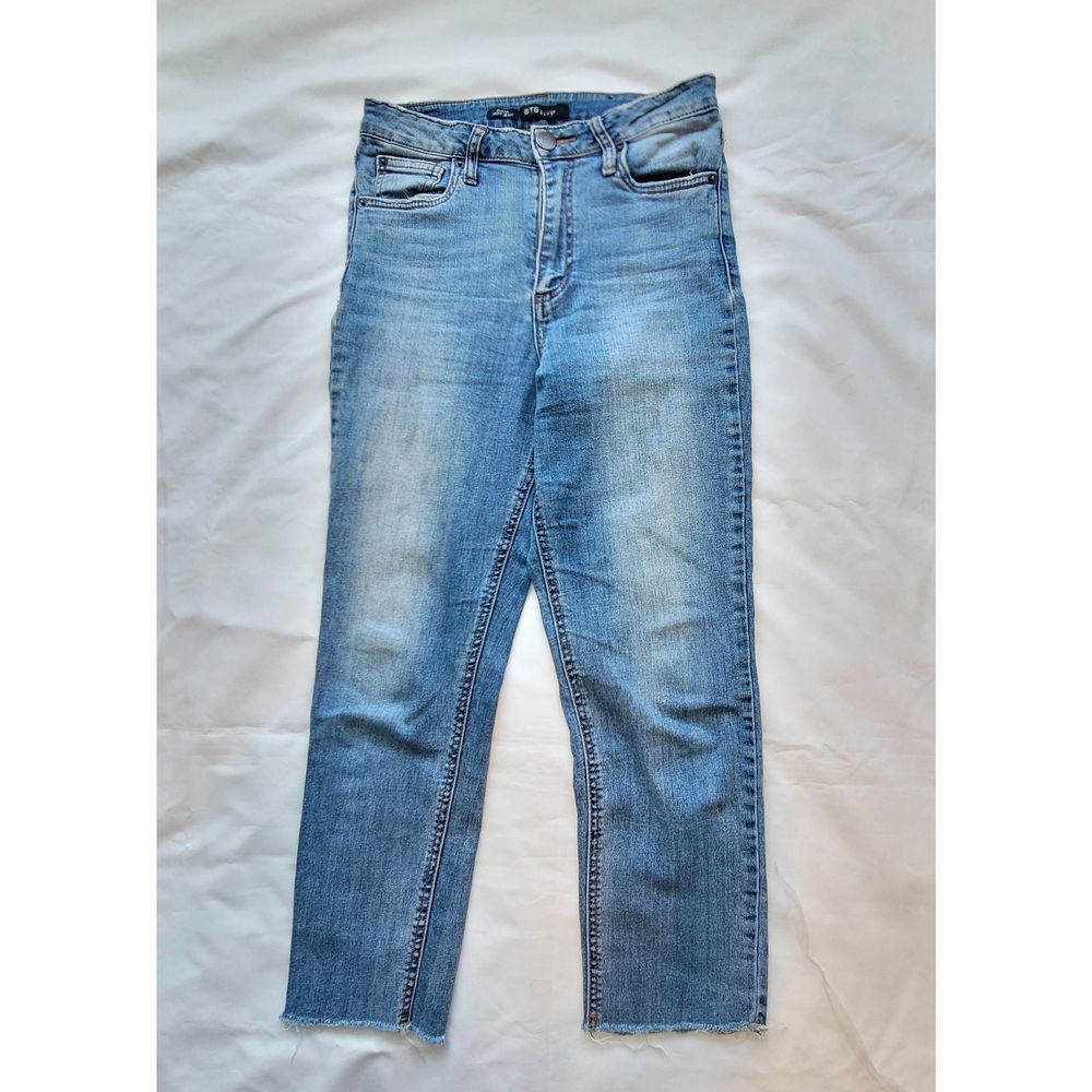 STS Blue Alicia Cropped Mom Jeans Size 27